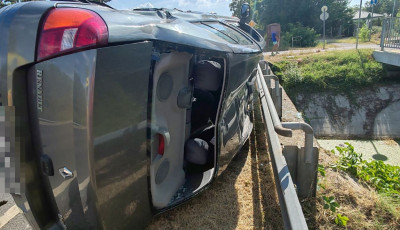 A szalagkorl&aacute;t fogta meg az oldal&aacute;ra borult aut&oacute;t a foly&oacute; előtt