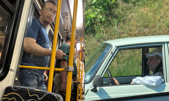 V&eacute;ge a j&oacute; vil&aacute;gnak? -  Rog&aacute;n Antal az 1-es metr&oacute;n, Pint&eacute;r S&aacute;ndor egy Wartburgban utazott