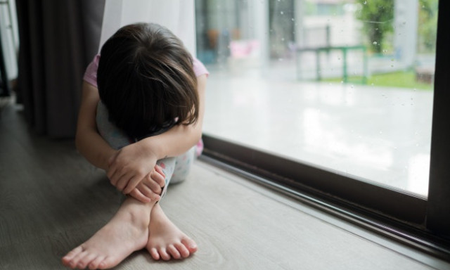 R&aacute;parancsolt a kisl&aacute;ny&aacute;ra, hogy r&uacute;gjon bele a saj&aacute;t anyj&aacute;ba