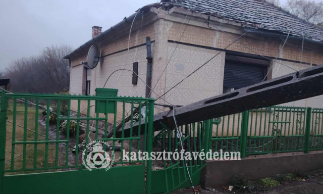 Domin&oacute; m&oacute;dj&aacute;ra dőltek a villanyoszlopok a viharban K&aacute;lm&aacute;ncs&aacute;n