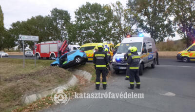 K&eacute;t aut&oacute; &uuml;tk&ouml;z&ouml;tt Tasz&aacute;ron, ketten k&oacute;rh&aacute;zba ker&uuml;ltek