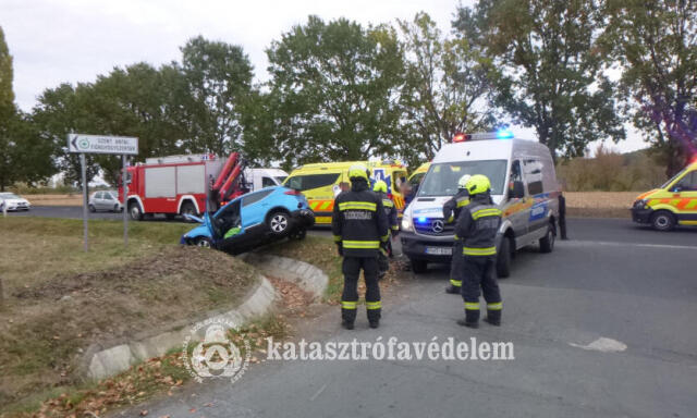 K&eacute;t aut&oacute; &uuml;tk&ouml;z&ouml;tt Tasz&aacute;ron, ketten k&oacute;rh&aacute;zba ker&uuml;ltek