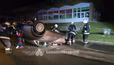 Parkol&oacute; aut&oacute;nak hajtott, majd felborult egy Audi