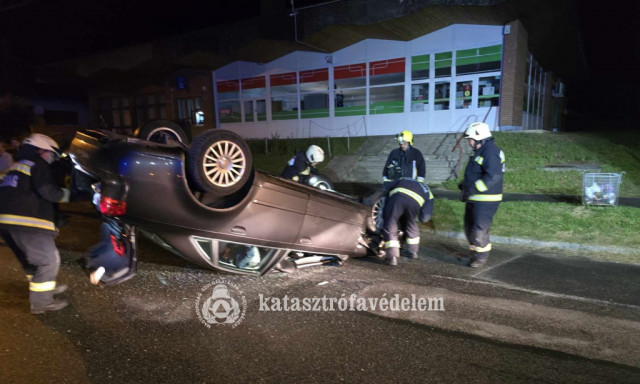 Parkol&oacute; aut&oacute;nak hajtott, majd felborult egy Audi