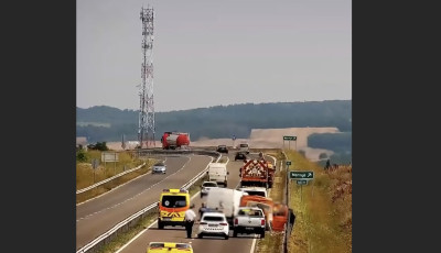 &Iacute;gy v&aacute;g&oacute;dott f&eacute;k n&eacute;lk&uuml;l a munkav&eacute;gző kocsiba egy kisteheraut&oacute; a 67-es &uacute;ton - VIDE&Oacute;