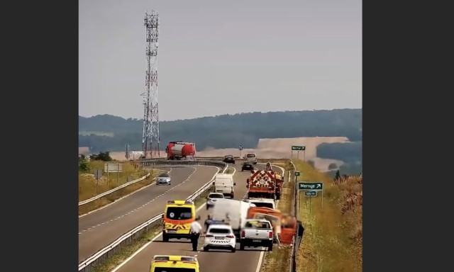 &Iacute;gy v&aacute;g&oacute;dott f&eacute;k n&eacute;lk&uuml;l a munkav&eacute;gző kocsiba egy kisteheraut&oacute; a 67-es &uacute;ton - VIDE&Oacute;