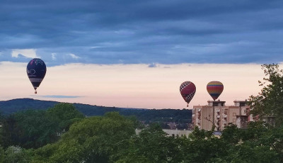 Szemeket fel Kaposv&aacute;r! Startol a szombat reggeli hől&eacute;gballon verseny