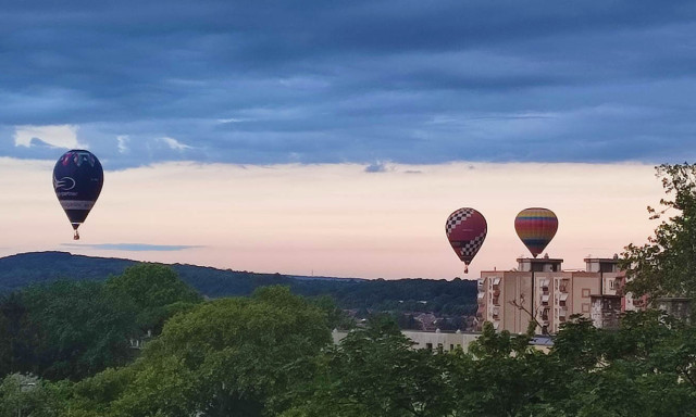 Szemeket fel Kaposv&aacute;r! Startol a szombat reggeli hől&eacute;gballon verseny