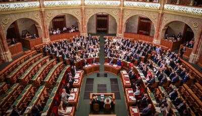 Felf&uuml;ggesztett&eacute;k Hank&oacute; Bal&aacute;zs, Seszt&aacute;k Mikl&oacute;s &eacute;s Magyar P&eacute;ter mentelmi jog&aacute;t