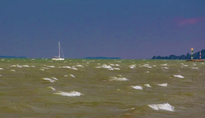 R&eacute;vf&uuml;l&ouml;ptől eg&eacute;szen Balatonlell&eacute;ig sodr&oacute;dtak az &eacute;letvesz&eacute;lyes helyzetbe ker&uuml;lt horg&aacute;szok, a v&iacute;zirendőr&ouml;k mentett&eacute;k meg őket