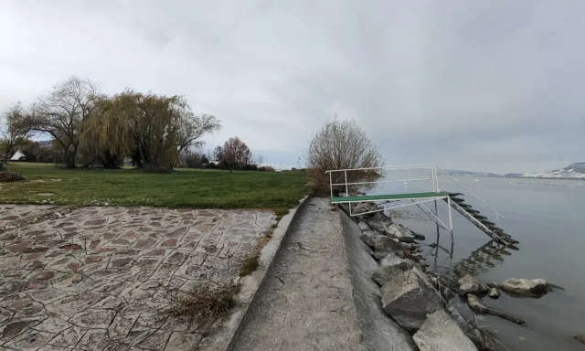 Hi&aacute;ba tiltakoznak a helyiek a 99 lak&aacute;sos luxuslak&oacute;park ellen, elker&iacute;tett&eacute;k a fony&oacute;di szabadstrandot