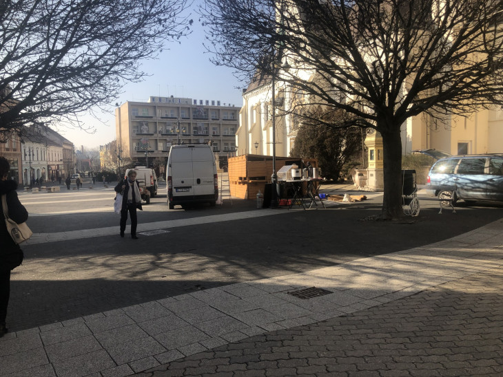 Lassan ismét helyükre kerülnek a pavilonok! - Épül a farsangi karnevál