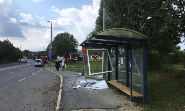 Baleset t&ouml;rt&eacute;nt az ALDI-n&aacute;l, az aut&oacute; sofőrje kivitte a buszmeg&aacute;ll&oacute;t! - K&eacute;pekkel