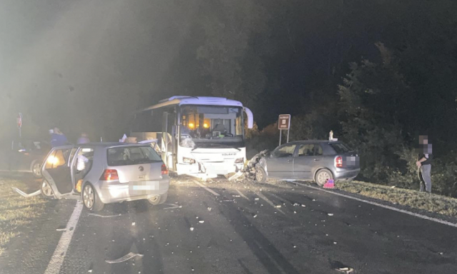 K&eacute;t szem&eacute;lyaut&oacute; &eacute;s egy busz karambolozott Si&oacute;fokn&aacute;l