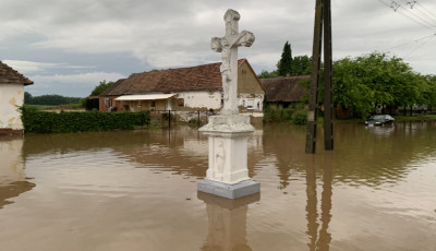 Bőven akadt mel&oacute;ja a tűzolt&oacute;knak h&eacute;tfő d&eacute;lut&aacute;n -  K&eacute;peken a h&eacute;tfői vihar puszt&iacute;t&aacute;sa