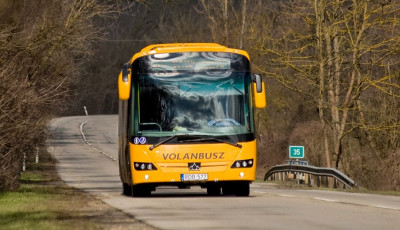 Rossz buszra sz&aacute;llt, ez&eacute;rt &ouml;k&ouml;llel &uuml;t&ouml;tte a buszsofőrt egy idős kaposv&aacute;ri f&eacute;rfi