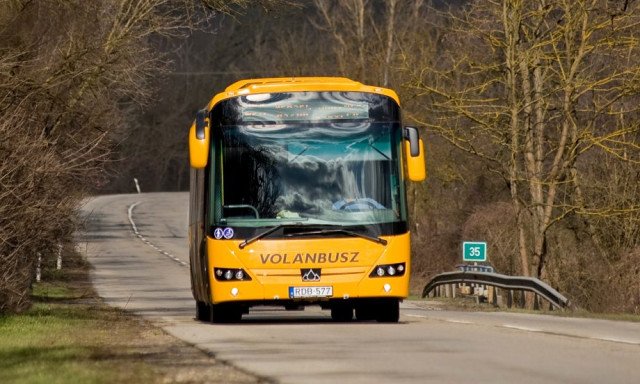 Rossz buszra sz&aacute;llt, ez&eacute;rt &ouml;k&ouml;llel &uuml;t&ouml;tte a buszsofőrt egy idős kaposv&aacute;ri f&eacute;rfi