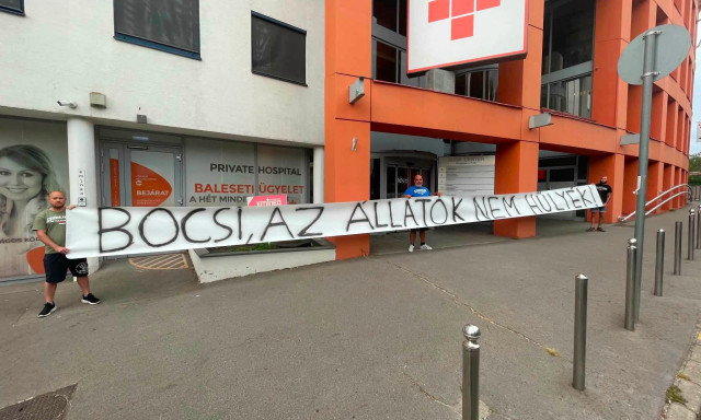 &Aacute;llatv&eacute;dők t&uuml;ntettek h&eacute;tfőn a Retro R&aacute;di&oacute; előtt Bochkor G&aacute;bor kijelent&eacute;se miatt