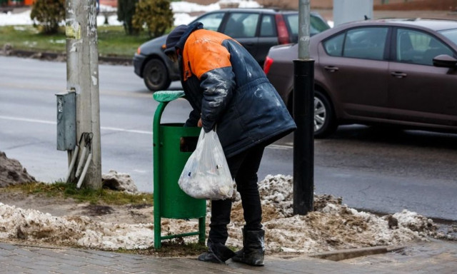 T&ouml;bb t&iacute;zezres b&uuml;ntet&eacute;st kaphat, aki a kuk&aacute;b&oacute;l gyűjti a visszav&aacute;lthat&oacute;s palackokat