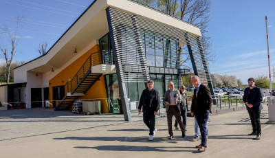 M&eacute;g a honv&eacute;delmi miniszter is elj&ouml;tt megn&eacute;zni, hogy &aacute;ll a Deseda Kemping &eacute;p&iacute;t&eacute;se