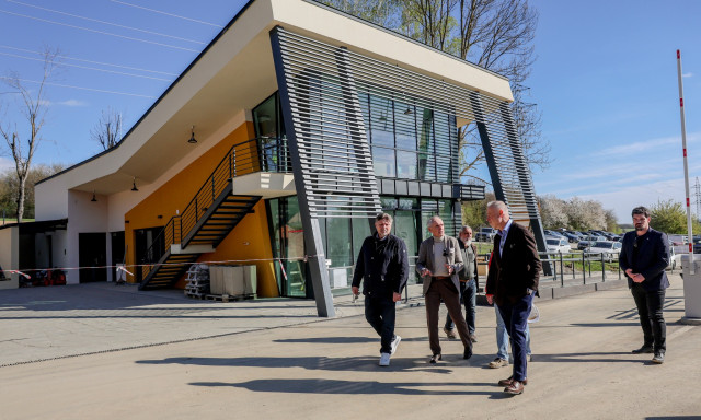 M&eacute;g a honv&eacute;delmi miniszter is elj&ouml;tt megn&eacute;zni, hogy &aacute;ll a Deseda Kemping &eacute;p&iacute;t&eacute;se