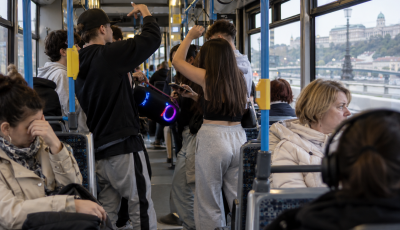 Dr&aacute;ga mulats&aacute;g lehet a hangos zenehallgat&aacute;s: 40 ezres b&iacute;rs&aacute;g j&aacute;rhat &eacute;rte a buszokon!