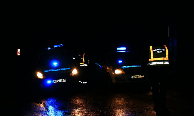 Felborult &eacute;s kigyulladt egy aut&oacute; Bat&eacute;n - a sofőr a helysz&iacute;nen &eacute;let&eacute;t vesztette
