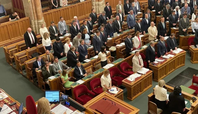 Kedd d&eacute;lelőtt m&aacute;r a Mi Haz&aacute;nk k&eacute;pviselői is fel&aacute;lltak a parlamentben, mikor a roma holokauszt &aacute;ldozataira eml&eacute;keztek