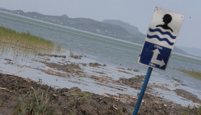 Iszapkotrás a Balatonon: 50 ezer köbméter üledéket távolítanak el a Siófoki-öbölből