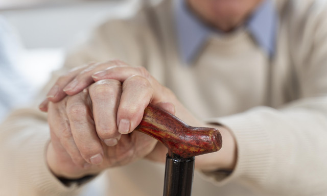 40 &eacute;v h&aacute;zass&aacute;g ut&aacute;n kezdte el b&aacute;ntalmazni feles&eacute;g&eacute;t, r&eacute;szegen m&eacute;g j&aacute;r&oacute;bottal is &uuml;t&ouml;tte