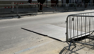 Olyan hangos mintha mellett&uuml;nk &aacute;gy&uacute;zn&aacute;nak! Panaszkodnak a lak&oacute;k a Fő utcai fel&uacute;j&iacute;t&aacute;sra - VIDE&Oacute;