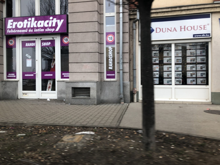 Beköltözött az erotika a Berzsenyi utcába!