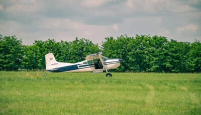 Rep&uuml;lők, helikopterek, dr&oacute;nok &ndash; gyakorlatot tartanak ma a kapos&uacute;jlaki rept&eacute;ren