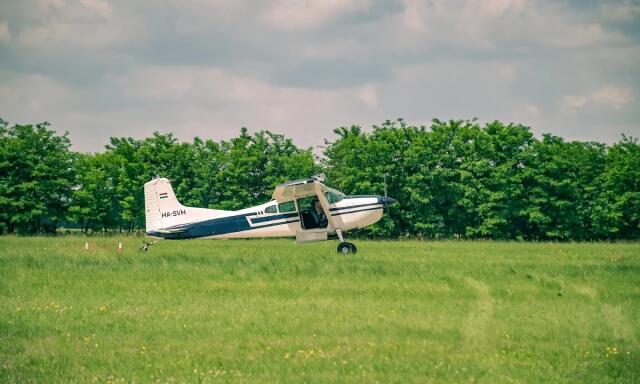 Rep&uuml;lők, helikopterek, dr&oacute;nok &ndash; gyakorlatot tartanak ma a kapos&uacute;jlaki rept&eacute;ren