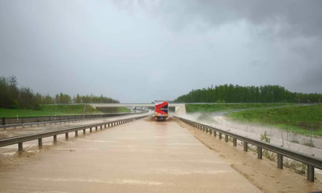 S&aacute;rtengerr&eacute; v&aacute;lt a 67-es, teljesen meg&aacute;llt a forgalom Kisbabapuszt&aacute;n&aacute;l - VIDE&Oacute;