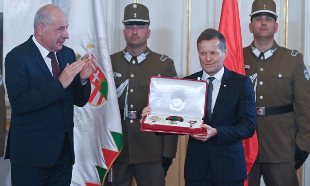 A Nobel-d&iacute;jas Krausz Ferenc kapta a Magyar Szent Istv&aacute;n Rendet