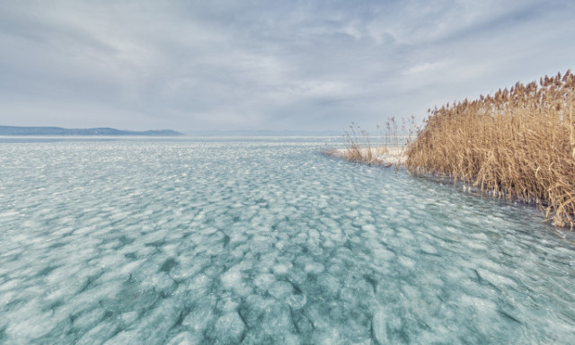 Befagy a Balaton, de a j&eacute;g sportol&aacute;sra m&eacute;g nem lesz alkalmas