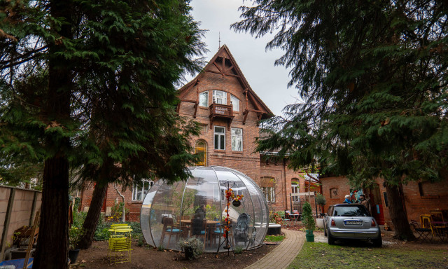 Bagolyv&aacute;r Caff&eacute;B&aacute;r: Kaposv&aacute;r rejtett udvara, ahol lelassul az idő