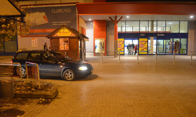 Gyalogost g&aacute;zoltak a Tesco parkol&oacute;ban &ndash; Szemtan&uacute;kat keres a rendőrs&eacute;g