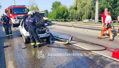 &Uuml;tk&ouml;z&ouml;tt, majd kigyulladt egy aut&oacute; kedd d&eacute;lut&aacute;n a 67-es &uacute;ton