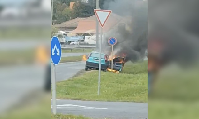 Kigyulladt egy aut&oacute; Kaposv&aacute;ron - VIDE&Oacute;
