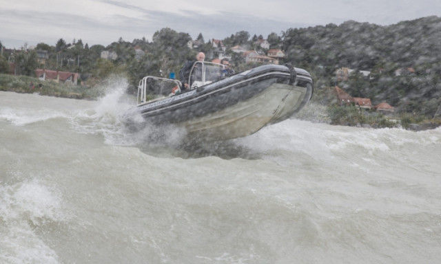 A vihar miatt elsodr&oacute;dott haj&oacute;t akartak kihozni a Balatonb&oacute;l, v&eacute;g&uuml;l őket kellett kimenteni