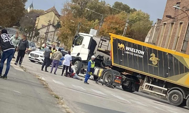 Kerékpárost gázolt egy kamion a Pécsi utcában
