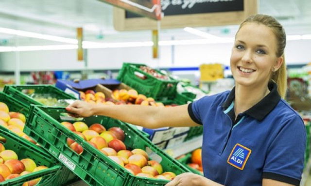 8 sz&aacute;zal&eacute;kkal emeli munkav&aacute;llal&oacute;i b&eacute;r&eacute;t az Aldi, brutt&oacute; 362 600 forintot keresnek az &uacute;j munkav&aacute;llal&oacute;k