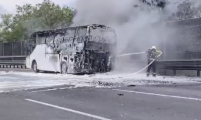 Kaposv&aacute;ri k&oacute;rustal&aacute;lkoz&oacute;ra tart&oacute; iskol&aacute;s gyerekek busza gyulladt ki az M0-&aacute;son