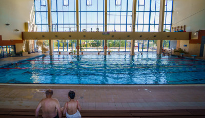 T&iacute;z napra bez&aacute;r a Vir&aacute;gf&uuml;rdő 25 m&eacute;teres medenc&eacute;je