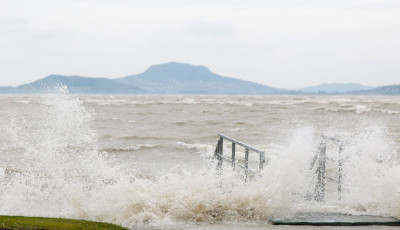 H&eacute;tfőn megbillent a Balaton v&iacute;zt&uuml;kre a hatalmas sz&eacute;ll&ouml;k&eacute;sek miatt