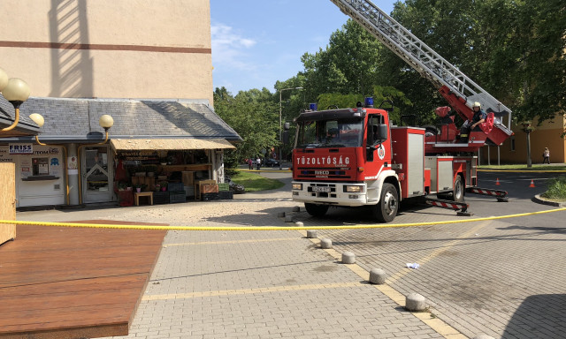 Tűzolt&oacute;k bontj&aacute;k az &eacute;letvesz&eacute;lyes burkolatot a Honv&eacute;d utc&aacute;ban