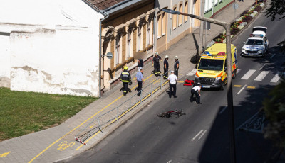 Elg&aacute;zolt egy ker&eacute;kp&aacute;rost, majd a h&aacute;zfalnak &uuml;tk&ouml;z&ouml;tt egy aut&oacute;s