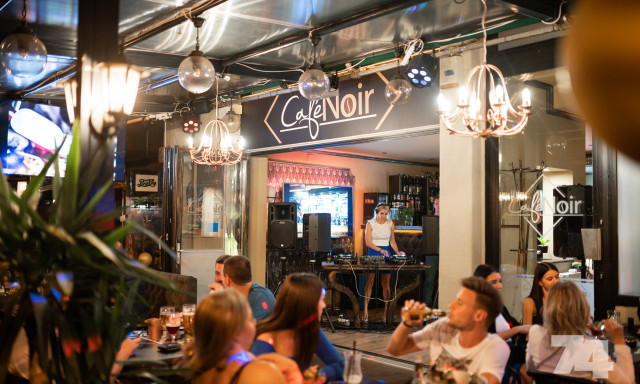 Két éves lett a Café Noir Kaposváron, extra kis szülinapi bulit pattintottak - GALÉRIA